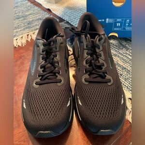 Men’s Brooks Ghost 15 Size 11 black sneakers NEVER WORN